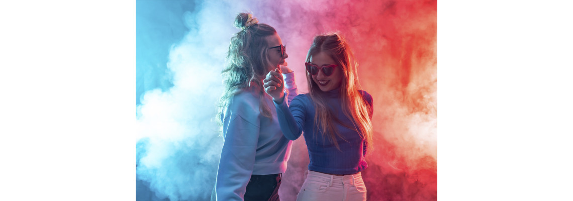 Gęsty ciężki dym na parkiecie podświetlony na fioletowo i niebiesko listwami LED Bar.